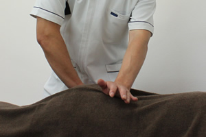 坂戸市、岸田整骨院、交通事故による腰の痛みの治療